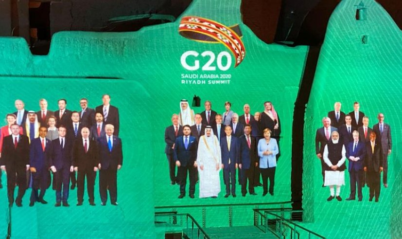 «Foto Familiar» del G20 proyectada en el Palacio Salwa en At-Turaif, Arabia Saudita
