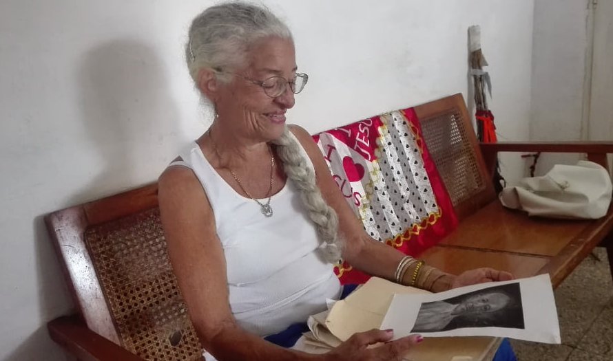 Jorgelina María Muñoz Fernández resguarda la foto y documentos de su abuelo, ordenanza del Mayor General Serafín Sánchez Valdivia.