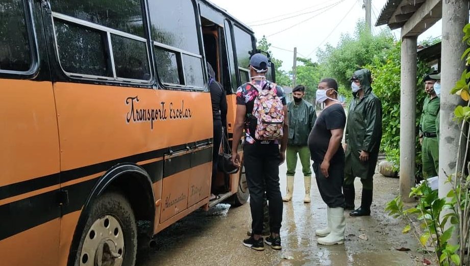 Durante la evacuación hacia zonas seguras se exigió a la población respetar las medidas sanitarias.