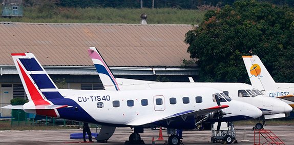 Un Embraer 110 de Cubana de Aviación en áreas del aeropuerto habanero