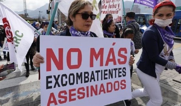 Mujer con cartel