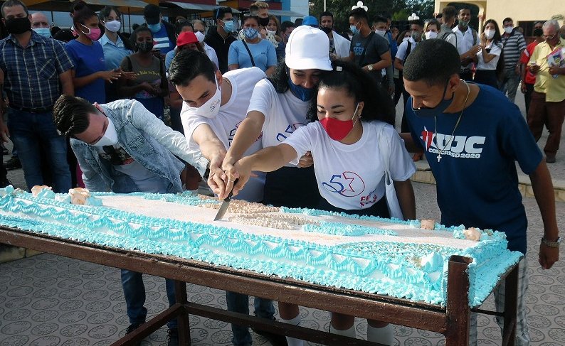 El pastel por los 50 años de la organización reunió en torno suyo a miembros y directivos