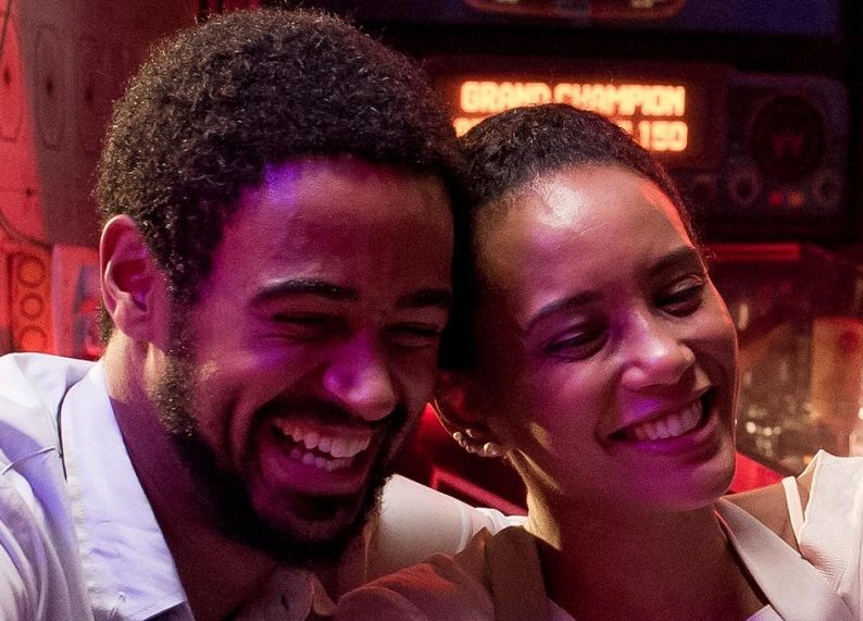 El británico Alfred Enoch y la brasileña Taís Araújo