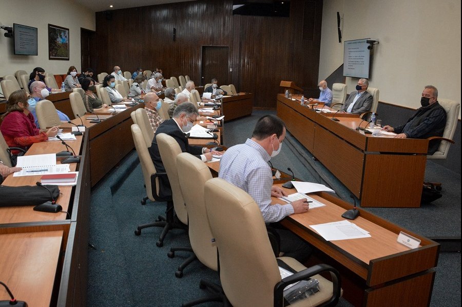 Gobierno cubano evalúa situación de la COVID-19 en el país.