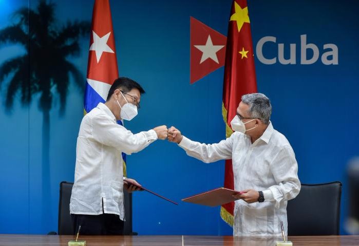 Chen Xi (izquierda) y Marcelino Medina durante la firma del acta de entrega del donativo aportado por China al sistema de Salud cubano.