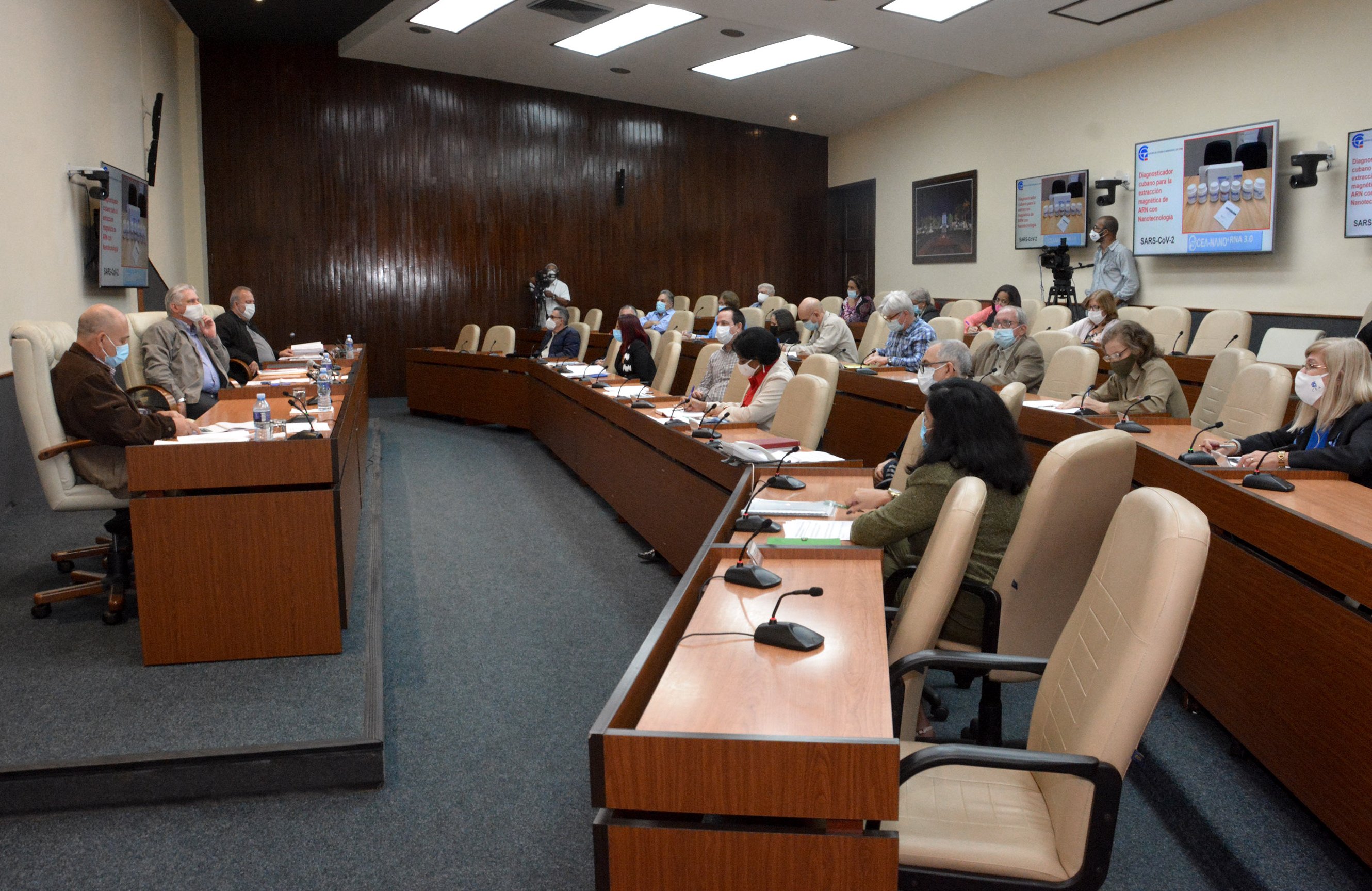 Científicos que participan en el enfrentamiento a la COVID-19 en reunión de trabajo con el Presidente Cubano.