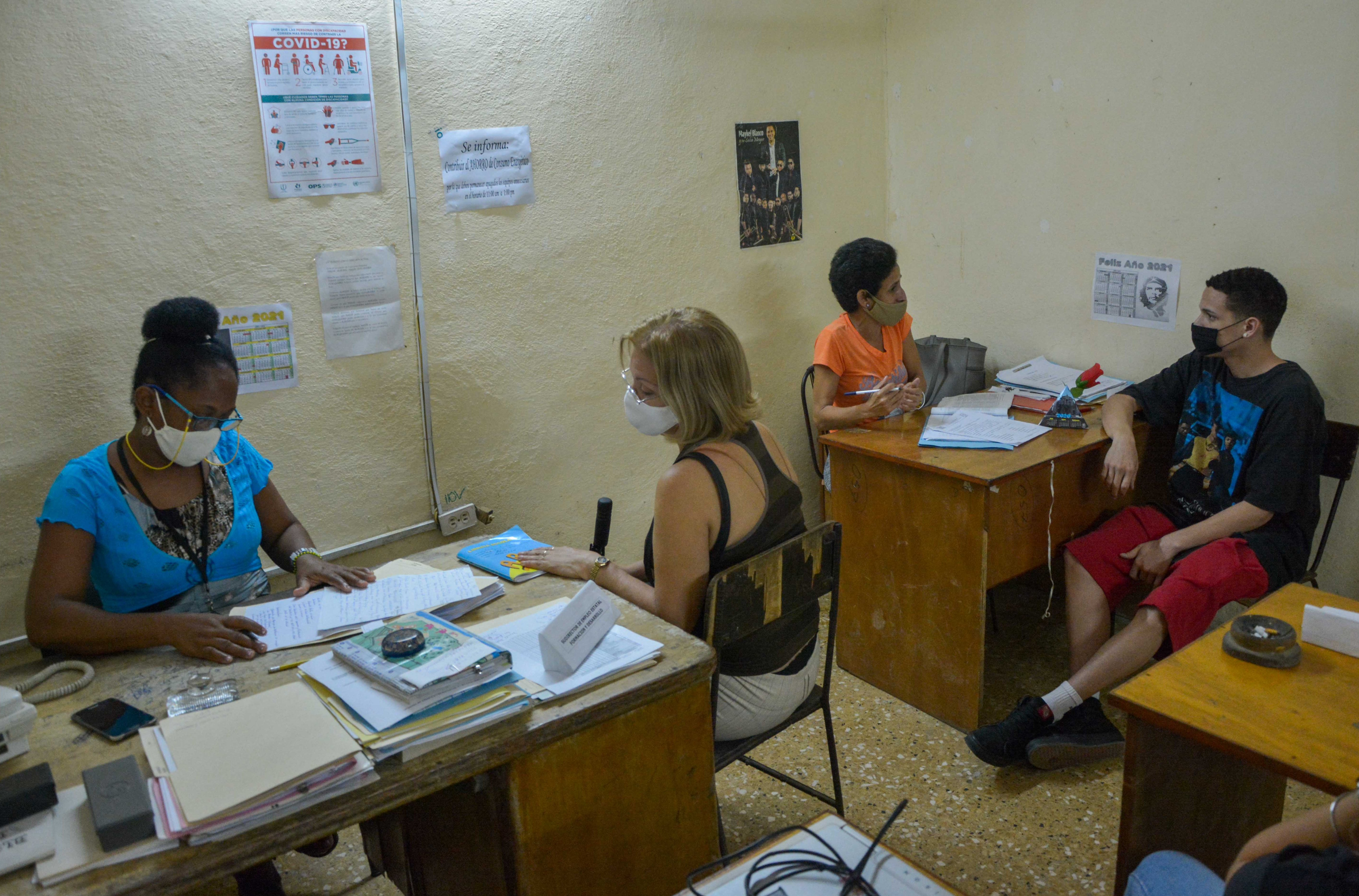 Los jóvenes que solicitan trabajo reciben ofertas en dependencia de su nivel de escolaridad.