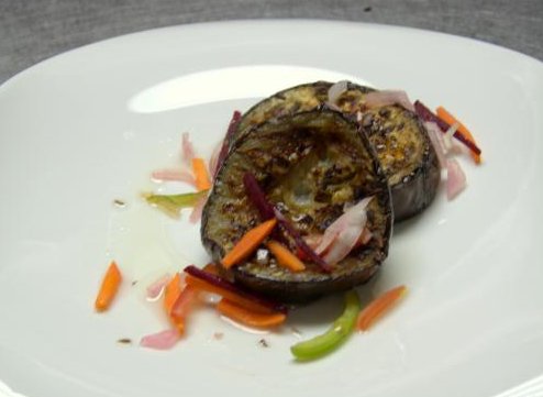 Rodajas de berenjena asada con un crudité de vegetales