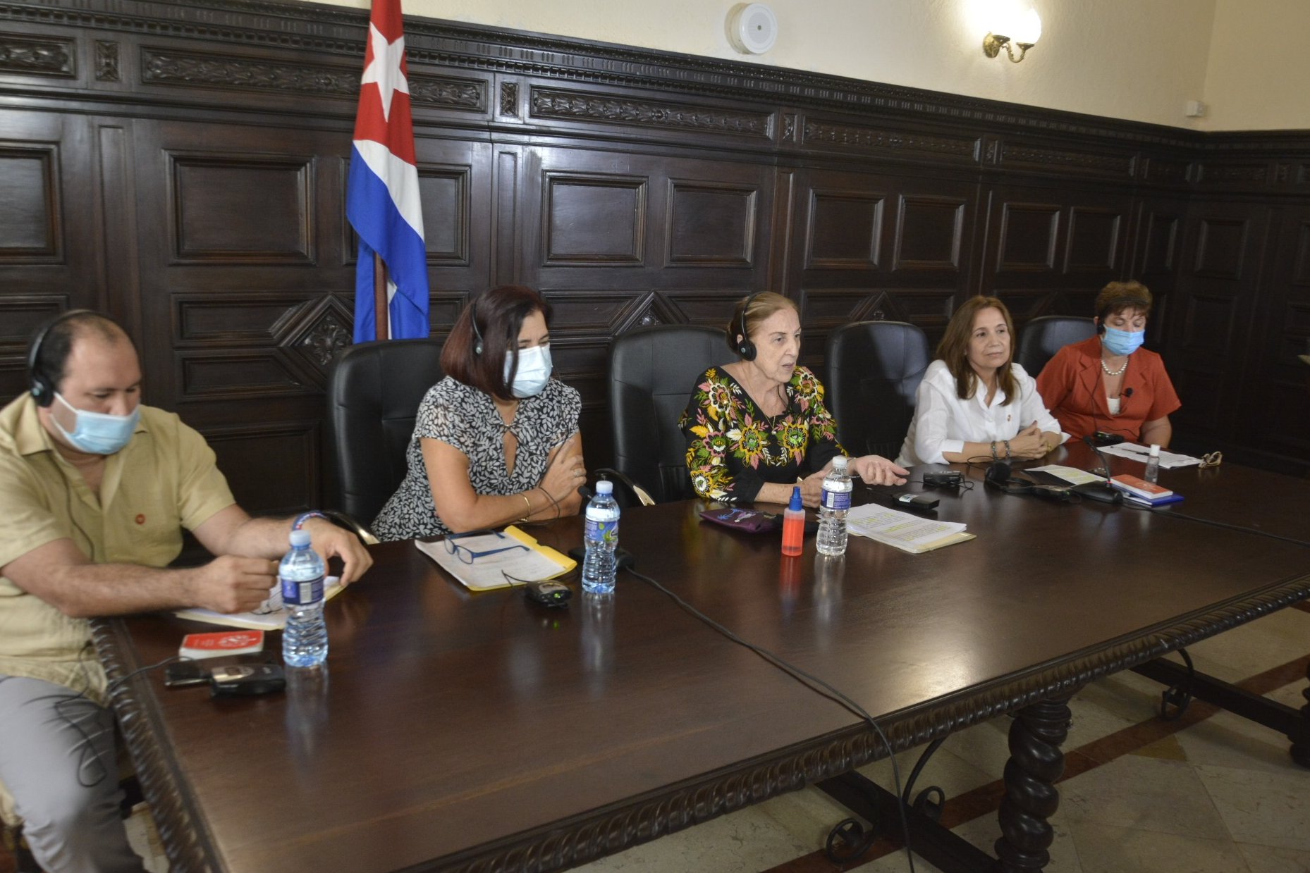 La diputada Ana María Mari Machado, vicepresidenta de la Asamblea Nacional (segunda de derecha a izquierda), saludó a los presentes y dijo que encuentros como este permiten abordar temas de interés común para el desarrollo y bienestar de nuestros pueblos