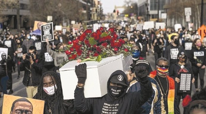 En Minneapolis miles de personas marcharon detrás de un ataúd blanco cubierto de rosas rojas para exigir justicia por la muerte de George Floyd.