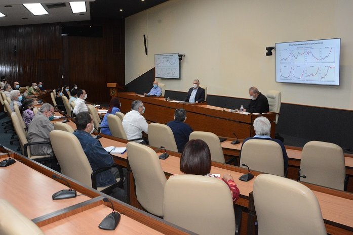 En el Palacio de la Revolución, científicos y expertos presentaron a la dirección del país una actualización del manejo de los convalecientes de la COVID-19. Foto: Estudios Revolución