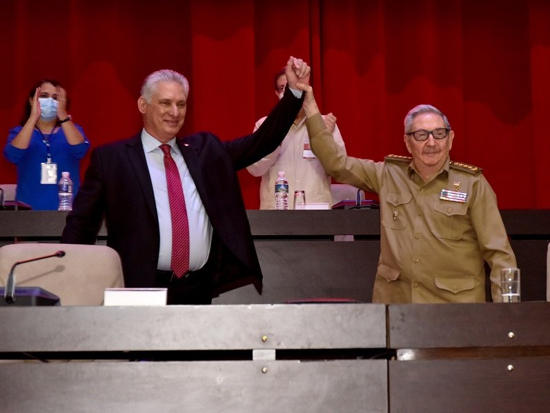 Miguel Díaz-Canel Bermúdez y el General de Cuerpo de Ejército Raúl Castro Ruz