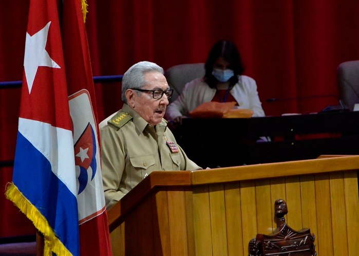 El Primer Secretario del Comité Central, General de Ejército Raúl Castro, presentó el Informe Central al 8vo. Congreso