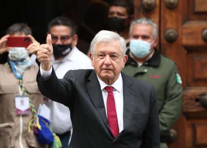 López Obrador enseñó el pulgar pintado con tinta indeleble que prueba que ya participó en los comicios
