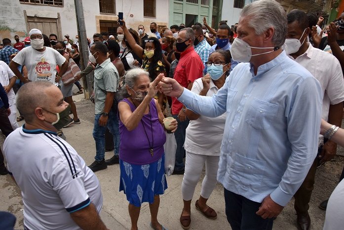 A Los Sitios, consejo popular de Centro Habana, el Presidente Miguel Díaz-Canel Bermúdez fue este viernes para conocer el trabajo del proyecto social comunitario Cabildo Quisicuaba.
