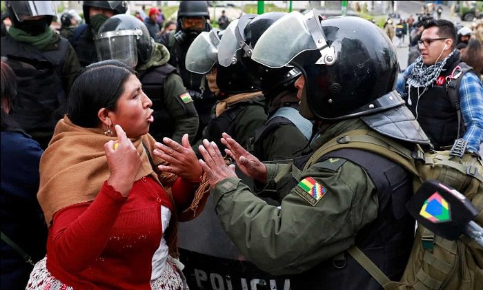 Boliviana discute con fuerzas militares durante golpe a Evo Morales
