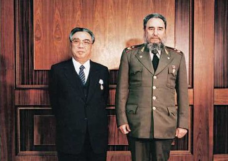 Fidel junto al mandatario de la nación coreana Kim Il Sung durante una recepción especial dedicada en su honor, 9 de marzo de 1986