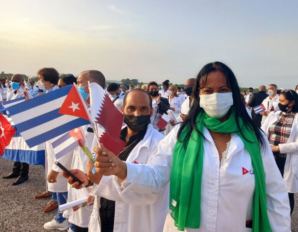 Colaboradores cubanos regresan de Qatar