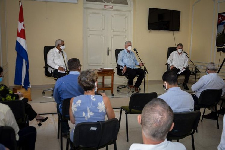 Díaz-Canel dialoga con juristas