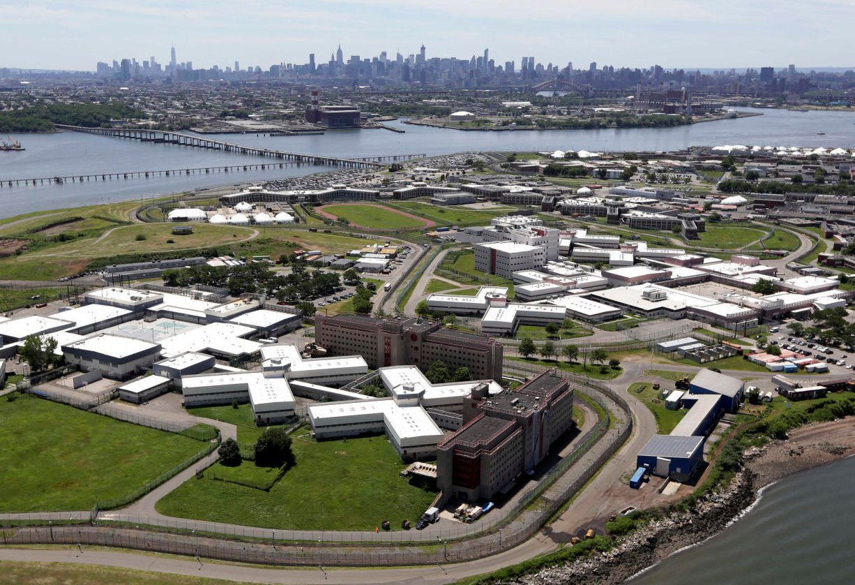 Vista del complejo carcelario de Rikers Island con capacidad para 10 000 prisioneros