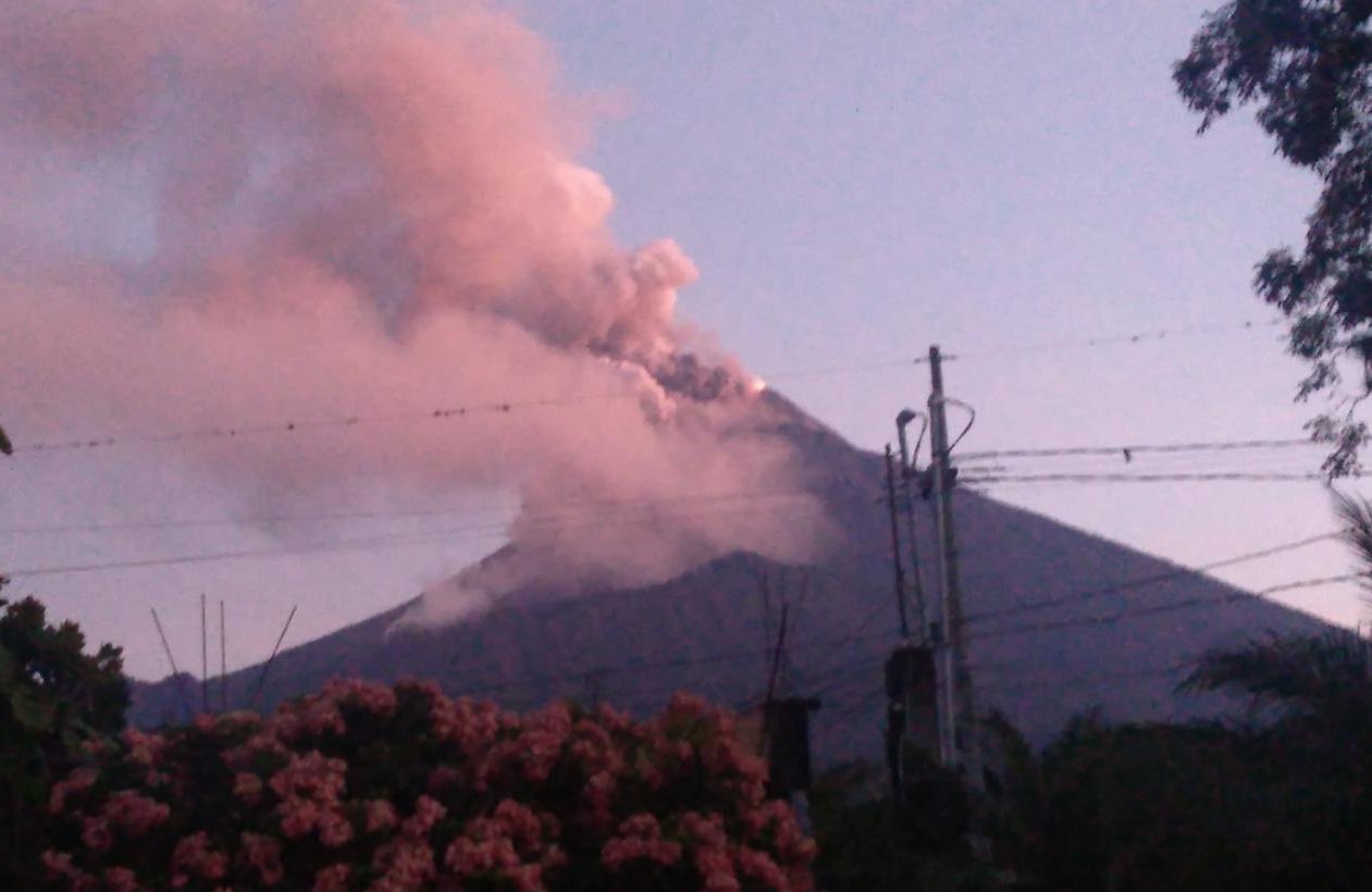 Volcán de fuego, en Guatemala, en inicio de erupción