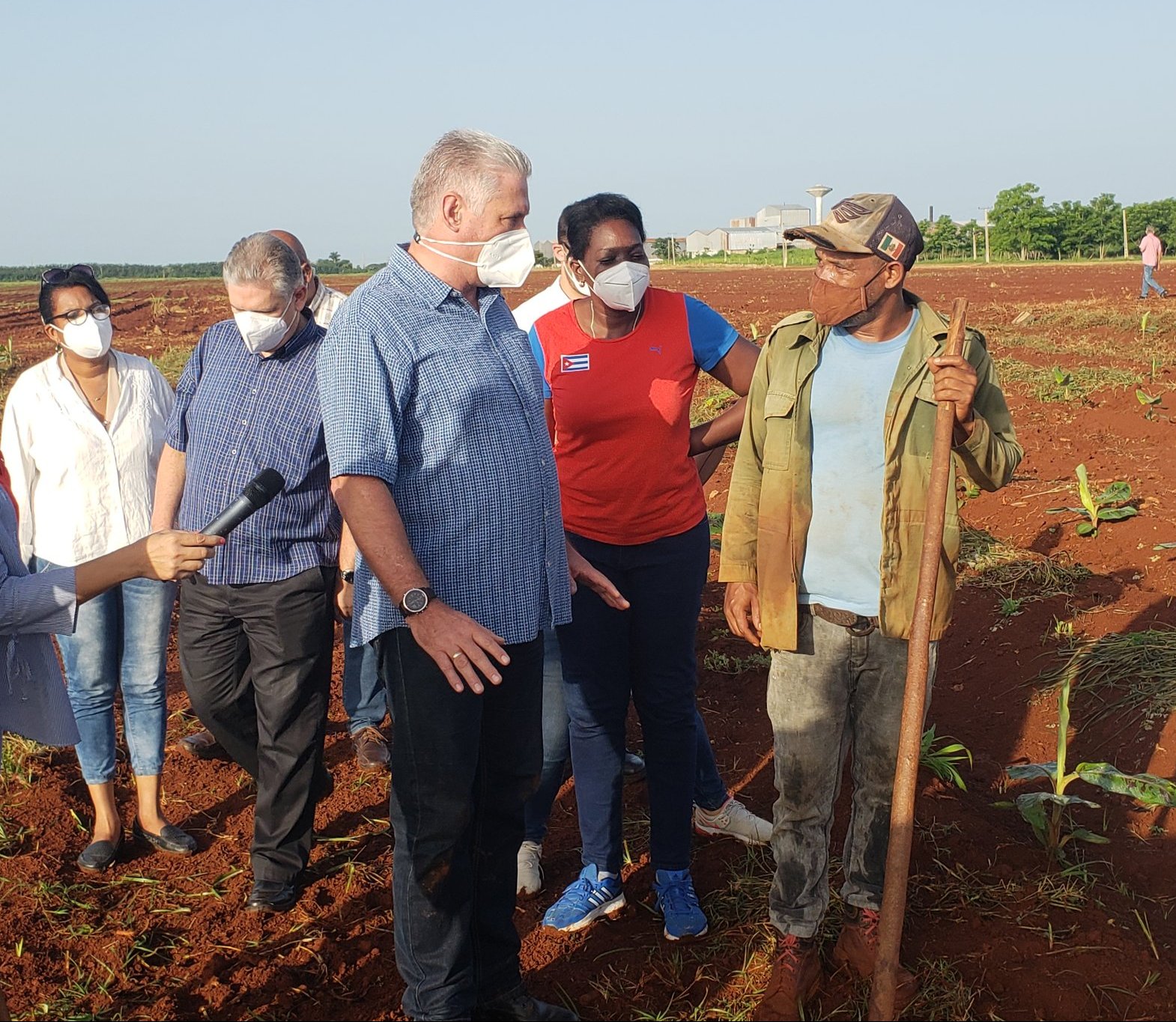 Miguel-Díaz Canel intercambia con productores güineros.