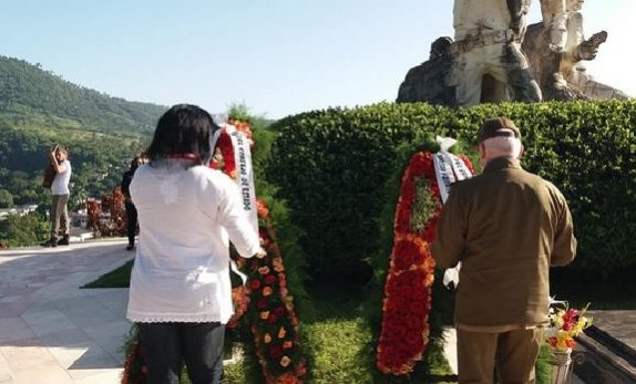 Ofrendas florales para Juan Almedia