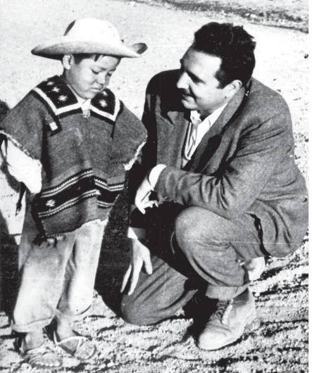 Fidel conversa con un niño