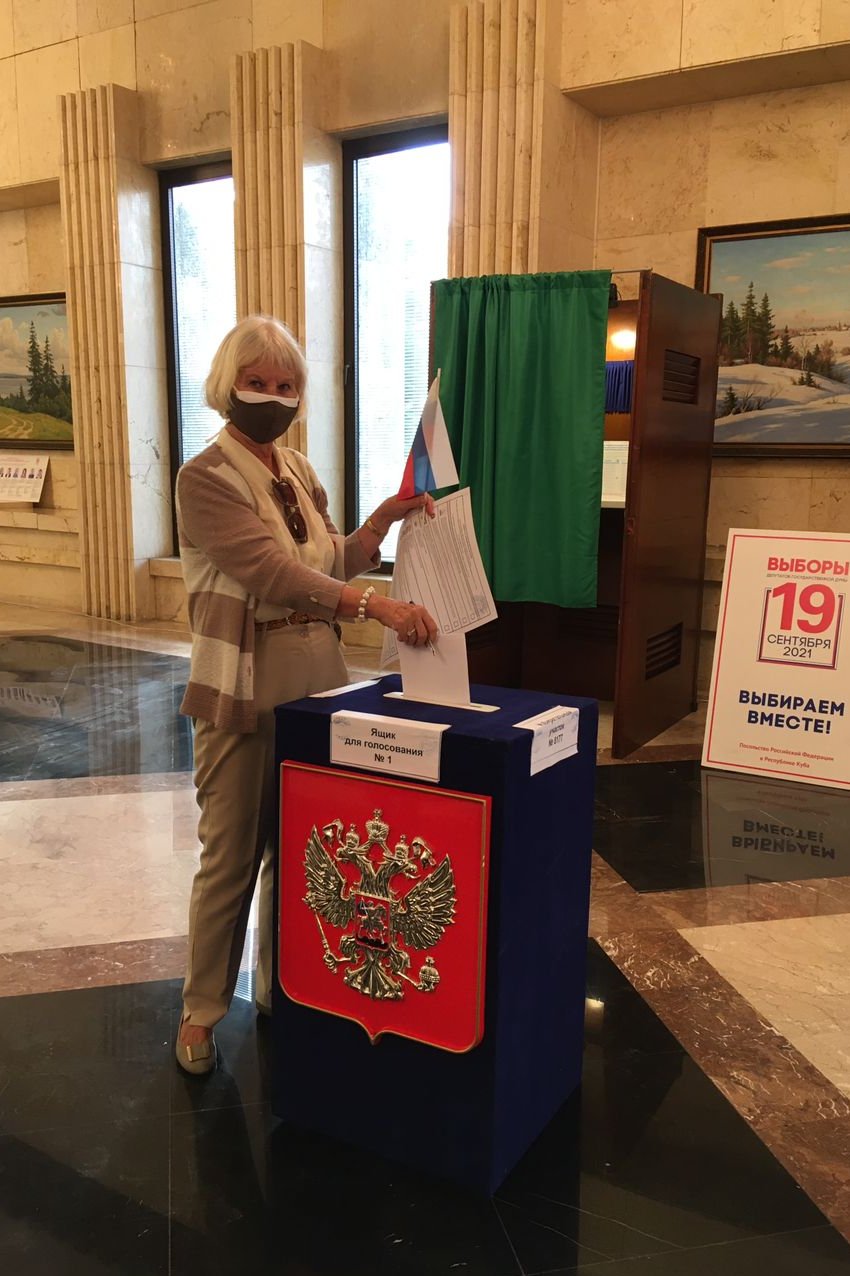 Residente rusa en Cuba ejerce su derecho al voto.