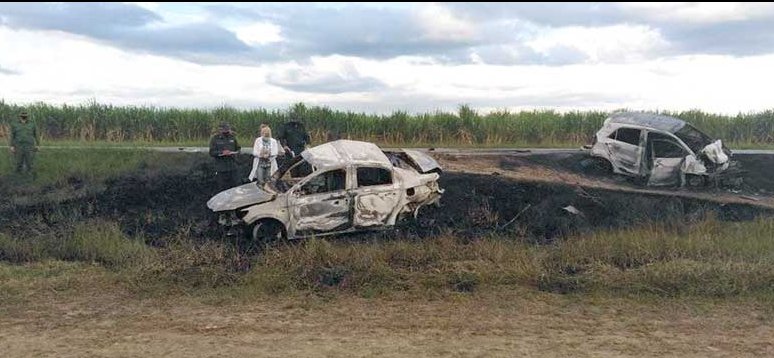 Los autos accidentados quedaron calcinados.