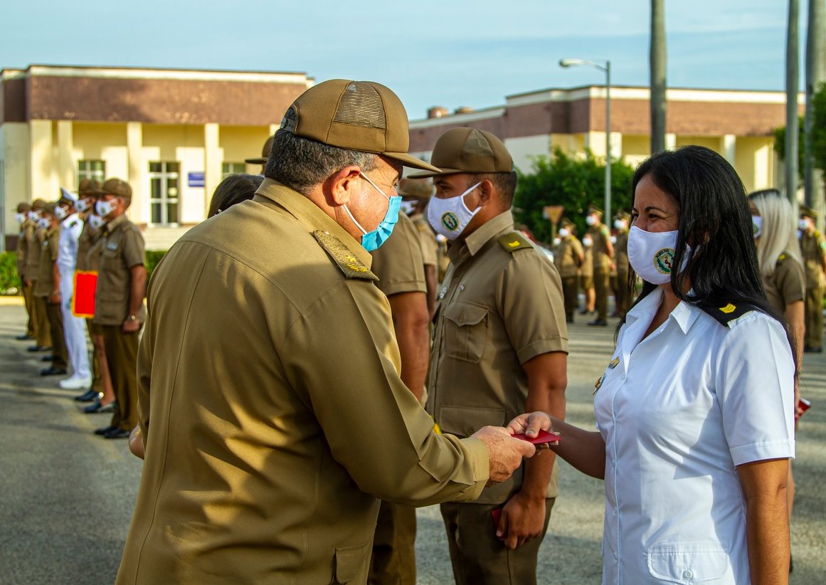 Entrega de carné de la UJC