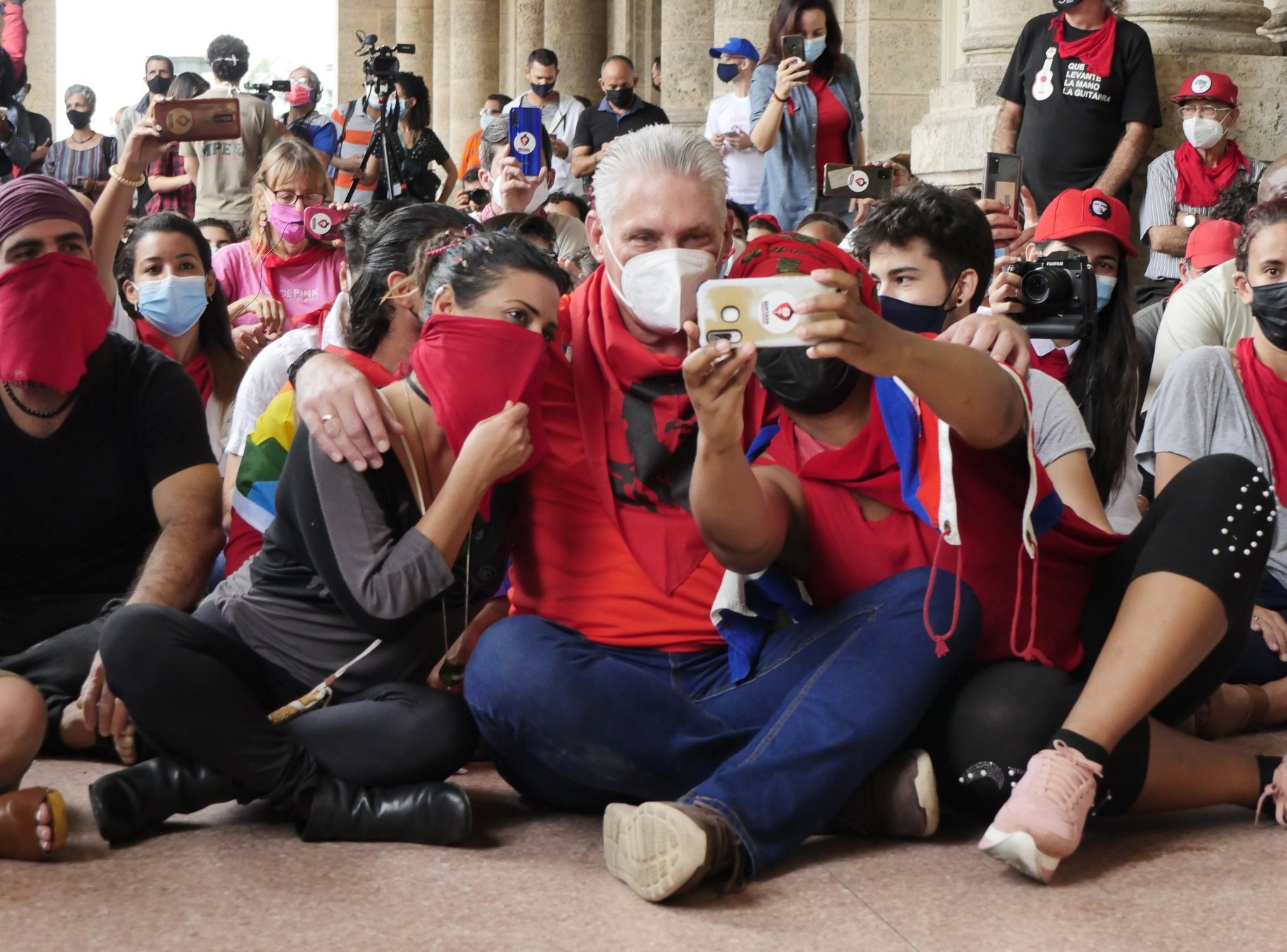 Presidente cubano participa en la Sentada en calle Prado