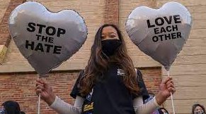 Manifestantes contra los crímenes de odio