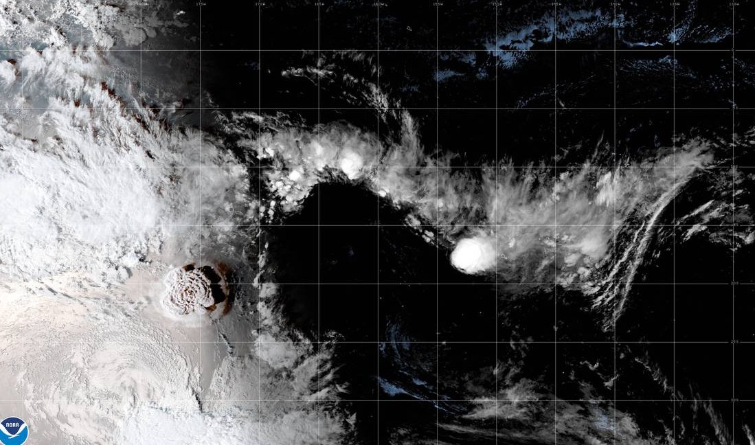 Una imagen satelital entregada de la erupción explosiva del Hunga Tonga -Volcán Hunga Ha'apai (izquierda), ubicado en el Reino de Tonga
