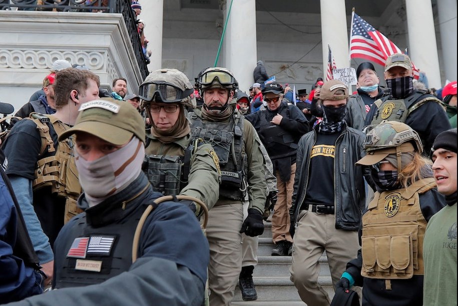 Miembros de Oath Keepers en escalinata del Capitolio el 6 de enero de 2021