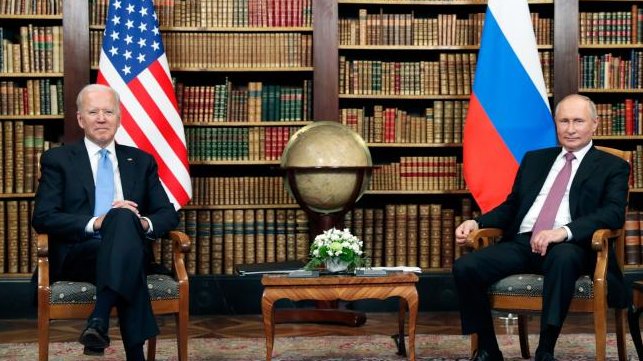 Presidente de EE. UU., Joe Biden, (I) y el presidente de Rusia, Vladimir  Putin (D)