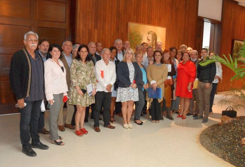 El Jefe de Estado de Cuba recibió en el Palacio de la Revolución a historiadores y conservadores