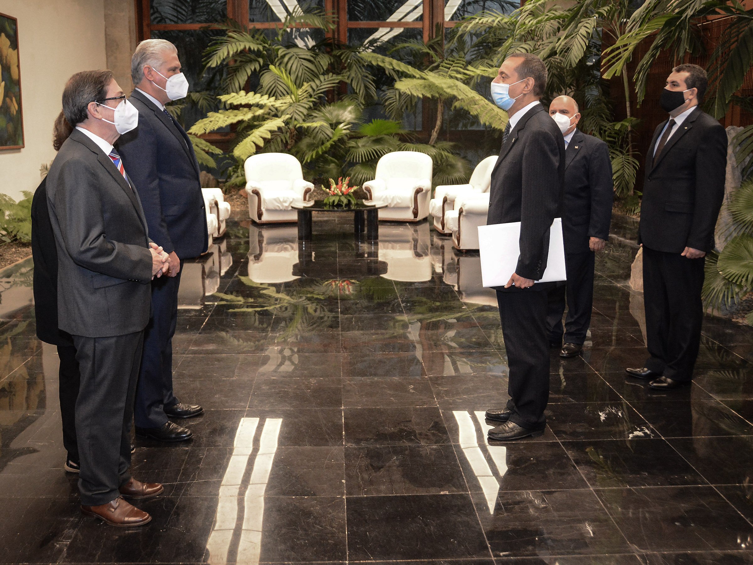 Díaz-Canel recibe Cartas Credenciales de nuevos embajadores