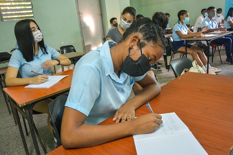 Estudiantes de 12mo. grado más cerca de concluir sus estudios.