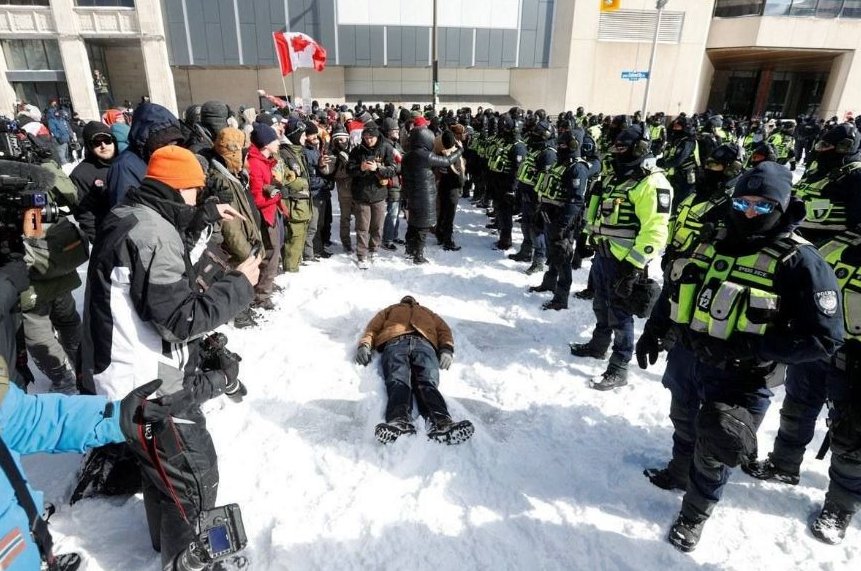 Choques violentos policía-civiles en calles de Ottawa.