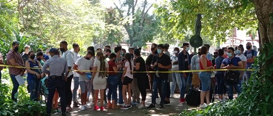 Cubanos frente a la embajada de Panamá en La Habana