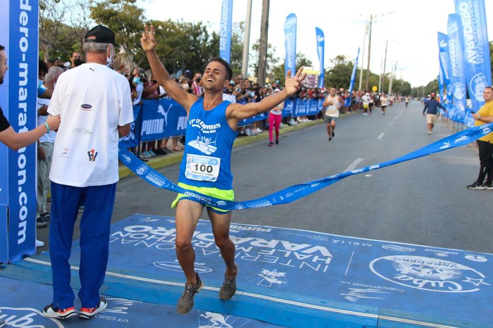 Francisco Estévez, de Mayabeque, se convirtió hoy en el nuevo monarca de los 21 kilómetros