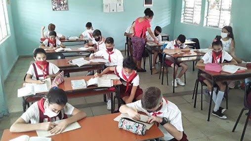 Alumnos cubanos en clases