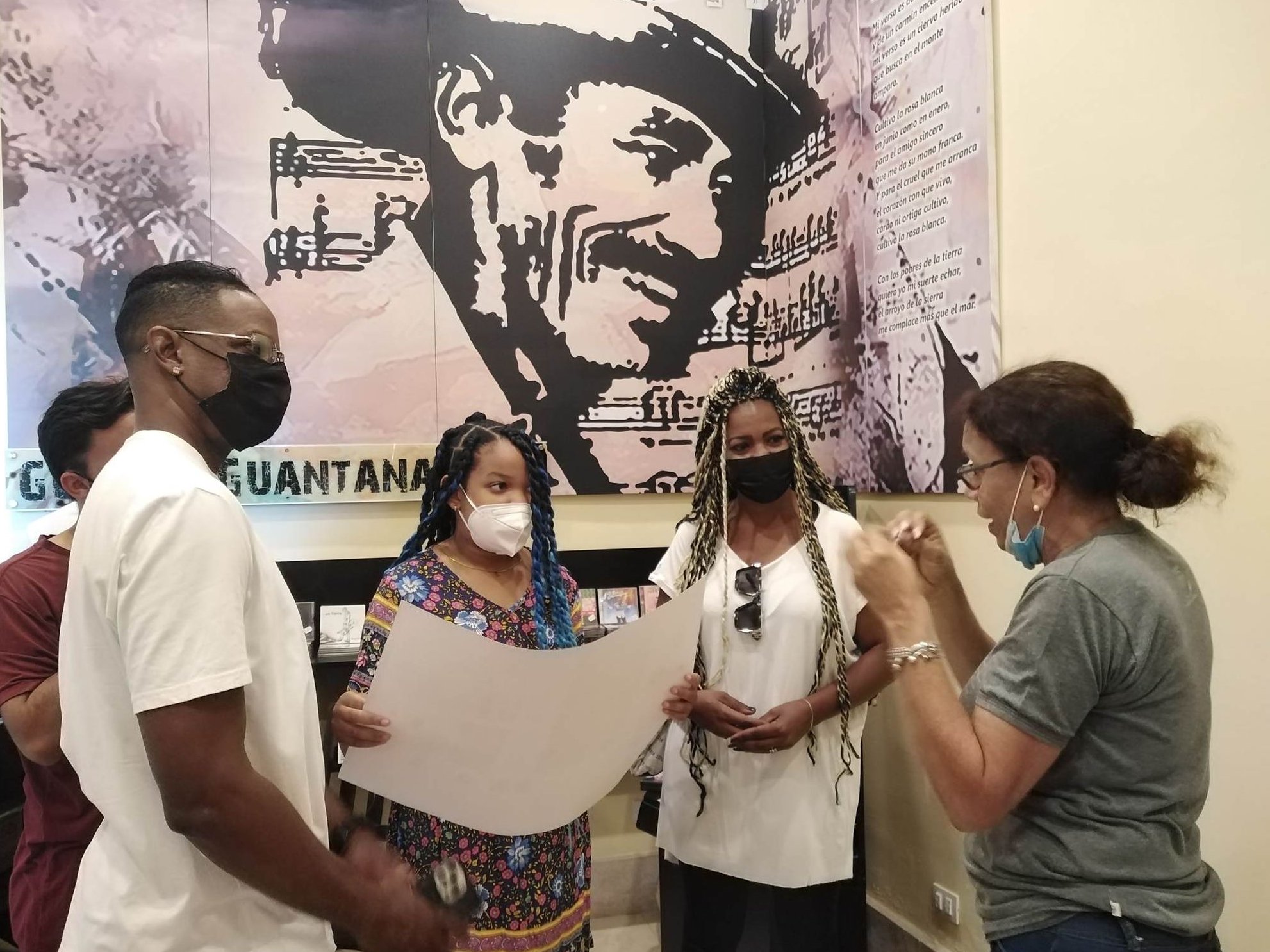 Los jóvenes fueron los primeros en llegar al Museo Nacional de la Música, en la Habana Vieja, que desde este jueves y hasta el 30 de abril, se estrena como subsede de la 30a Feria Internacional del Libro de La Habana.