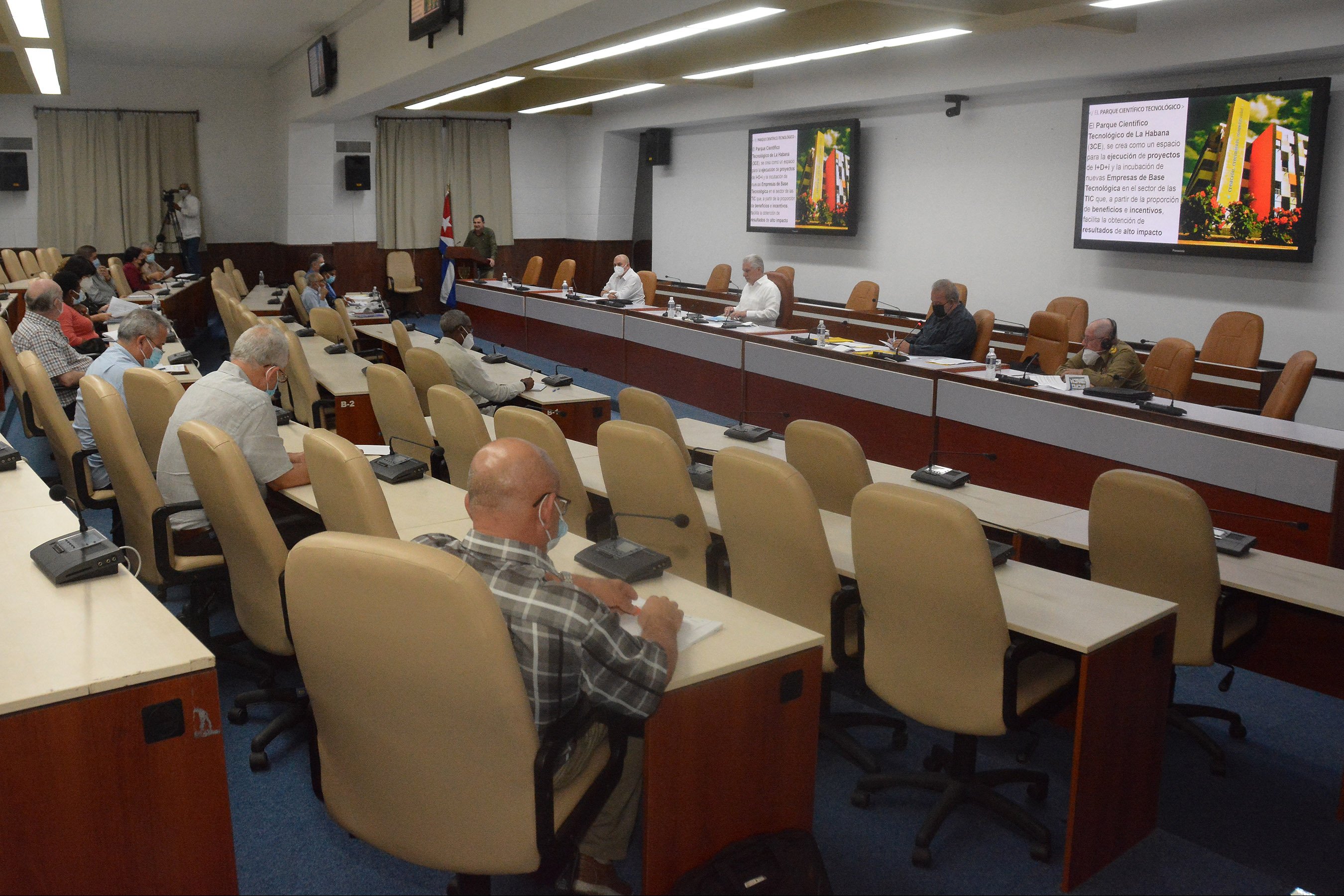 Encuentro entre la dirección del país y representantes del sistema empresarial estatal cubano