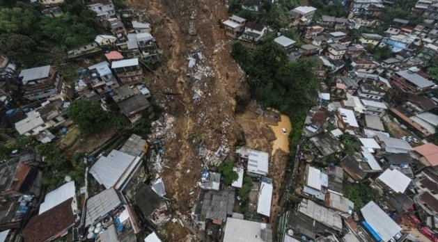 Los deslizamientos de tierra arrasaron con numerosas casas
