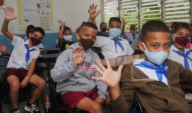 Alumnos en escuela de Cuba