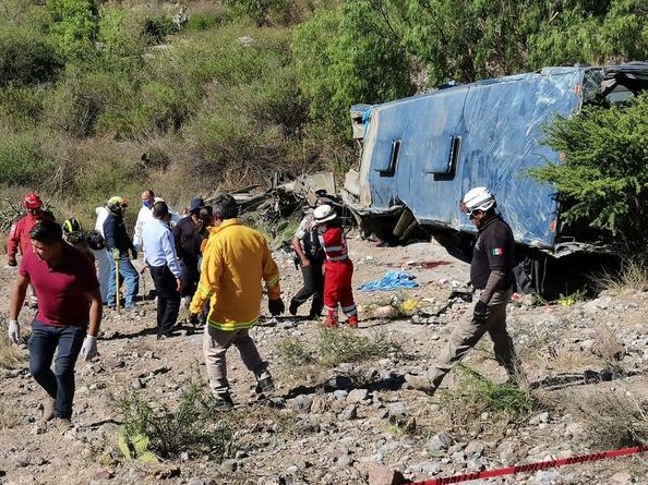 En San Luis Potosí, cayó a un barranco un autobús