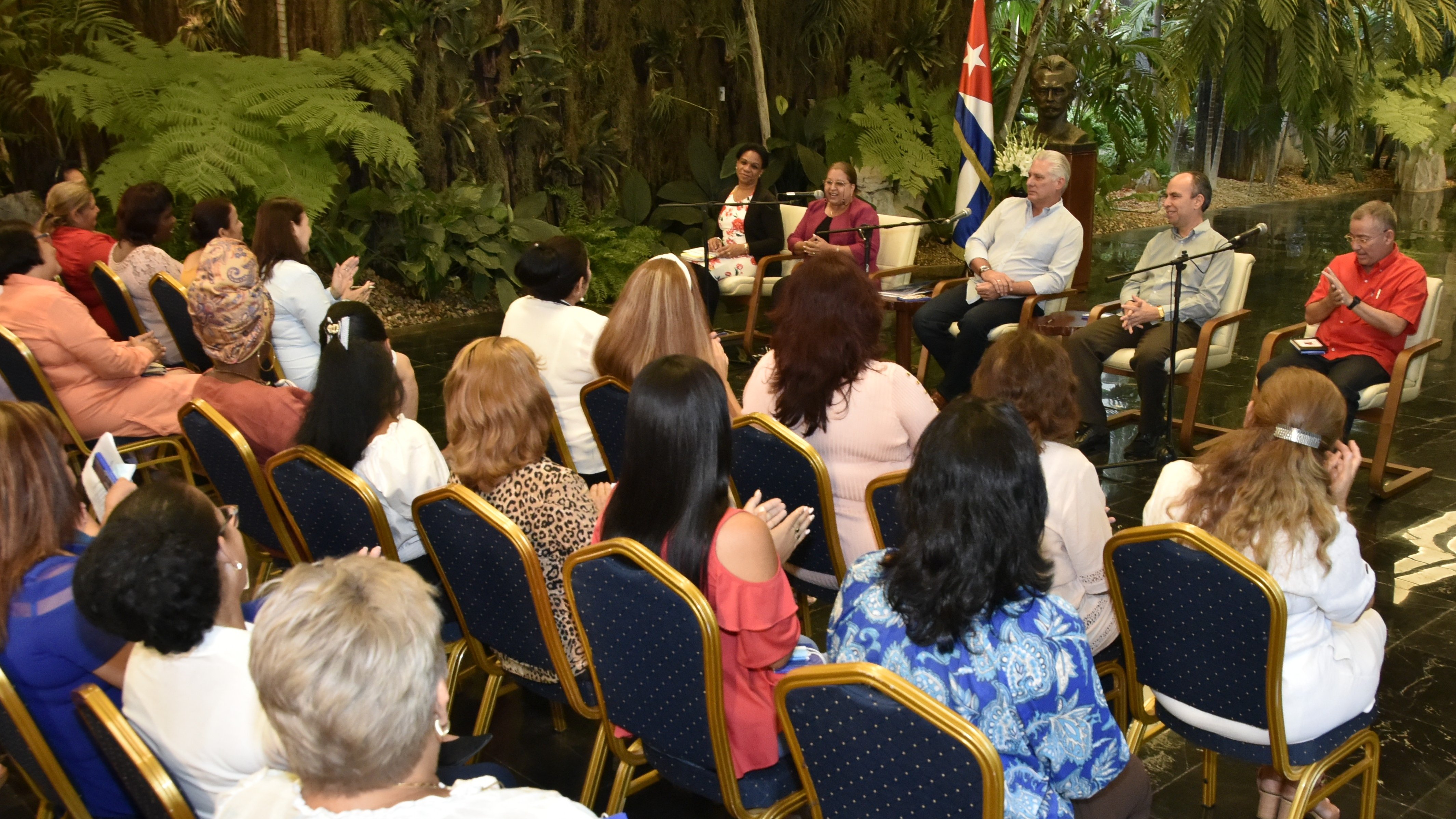 Reunión de Díaz-Canel con más de un centenar de federadas