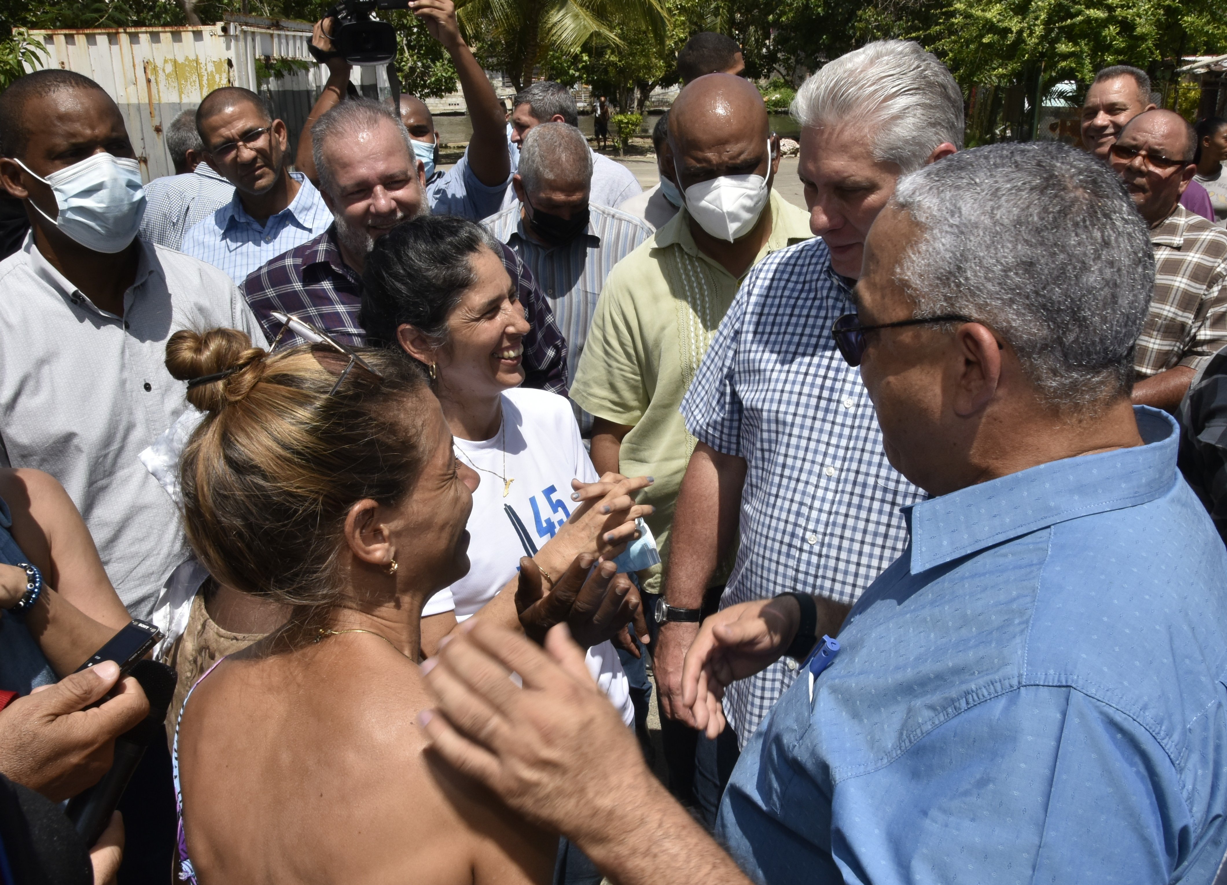 La barriada habanera El Fanguito recibió este sábado la visita del Primer Secretario del Comité Central del Partido Comunista  y Presidente de la República, Miguel Díaz-Canel Bermúdez, y del Primer Ministro, Manuel Marrero Cruz